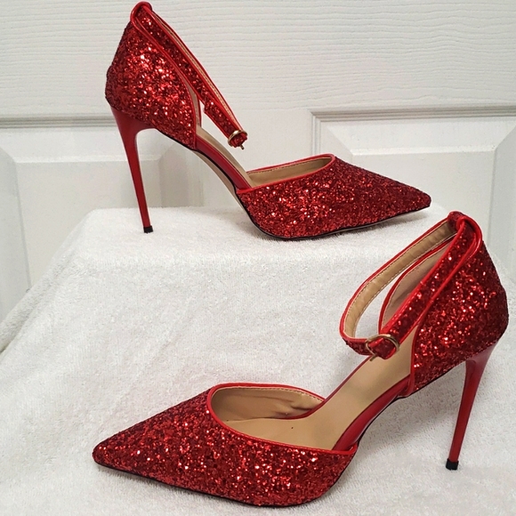 Source Unknown Shoes - NWOT Red Sequined T-strap pumps. Size 10